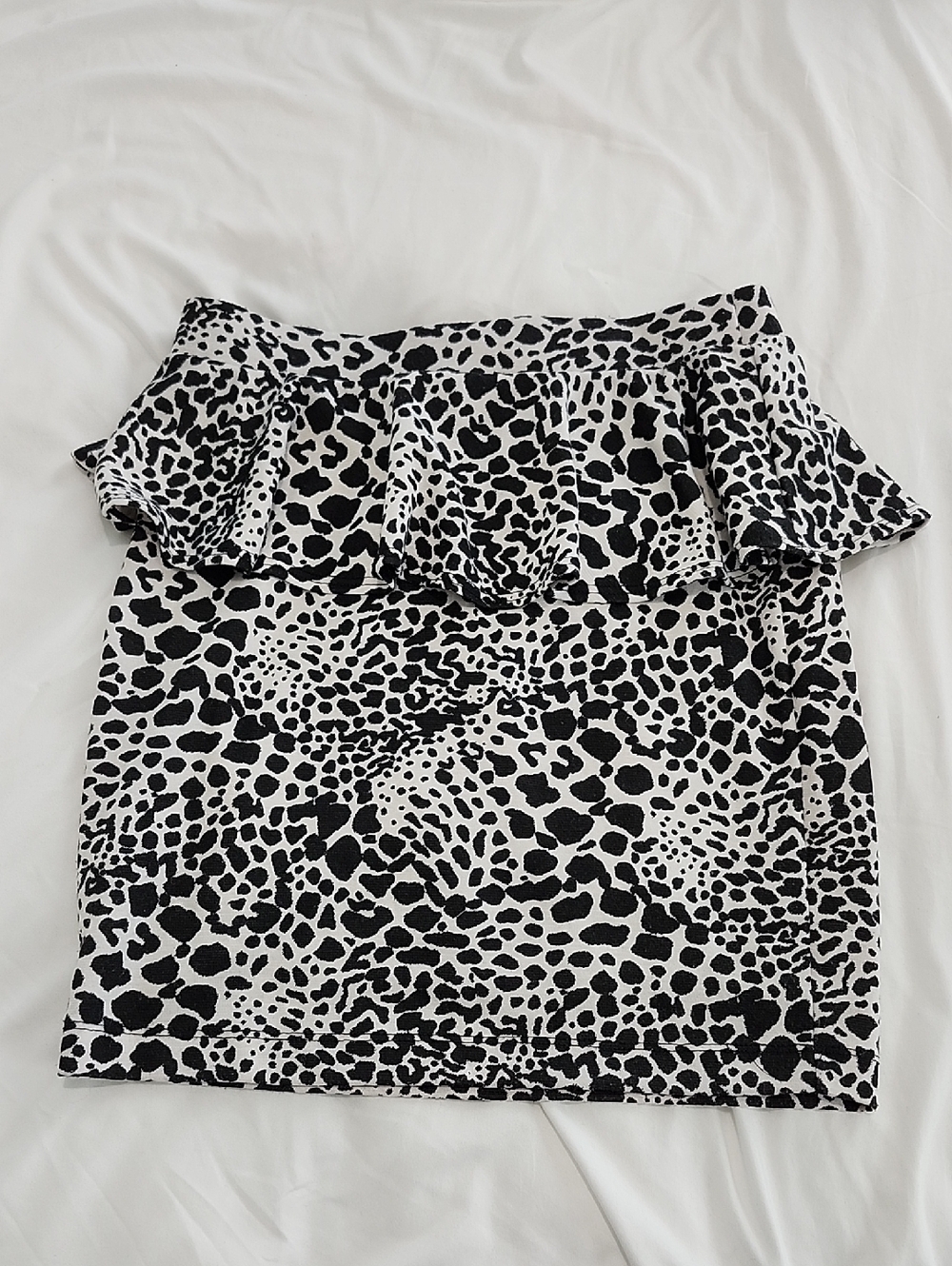 Forever 21 Black & White Leopard Print Peplum Skirt Size Medium